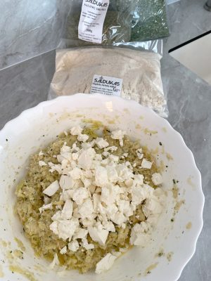 Cukinijų blyneliai feta